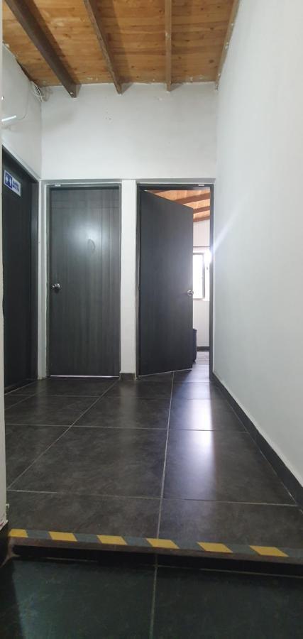 Hostel Metro Floresta Alojamiento メデジン エクステリア 写真