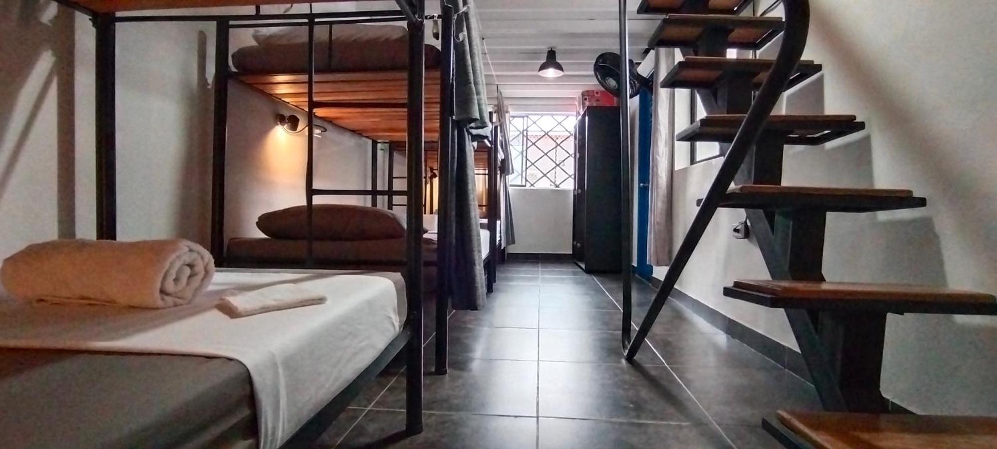 Hostel Metro Floresta Alojamiento メデジン エクステリア 写真